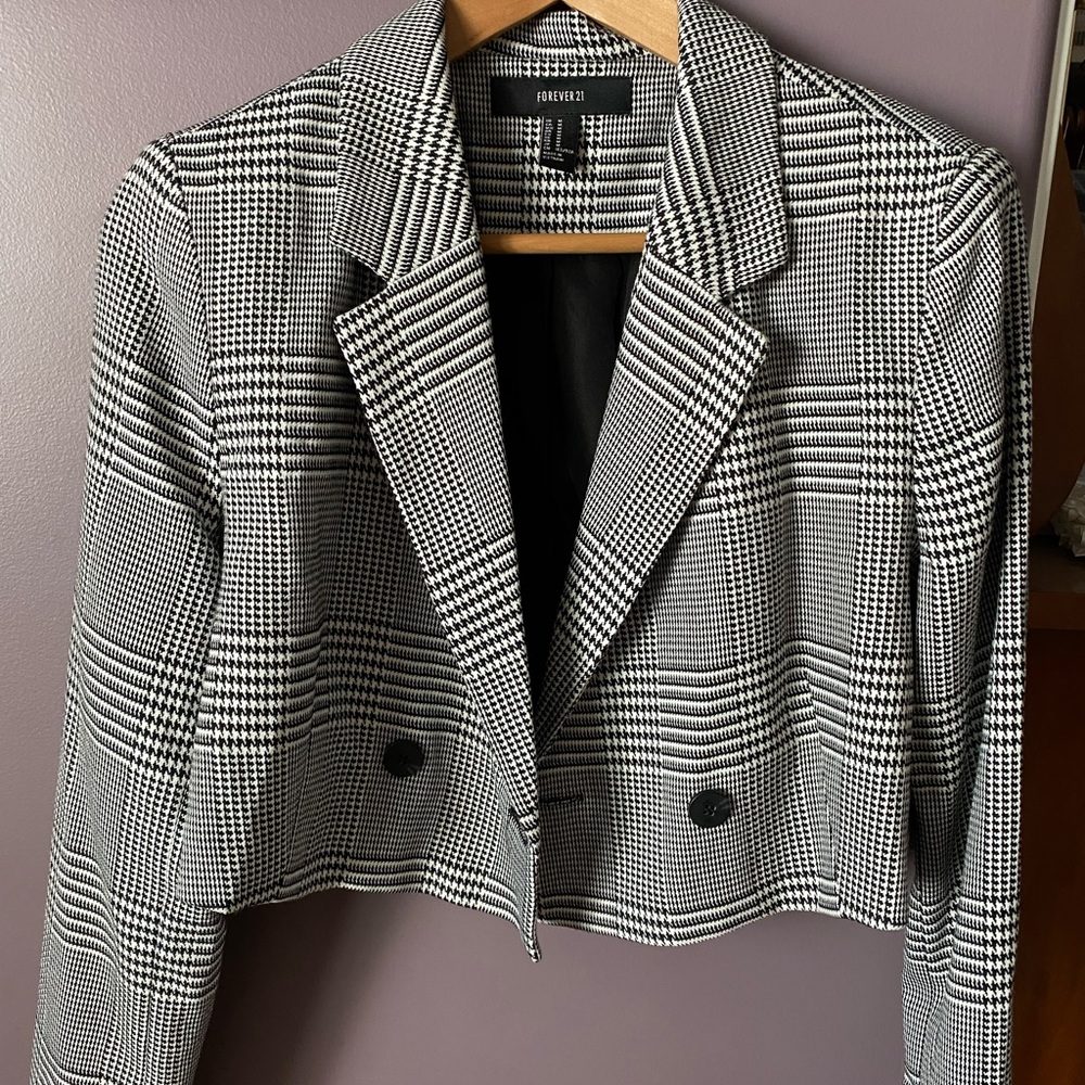 Forever 21 blazer! Trendy design and never worn!